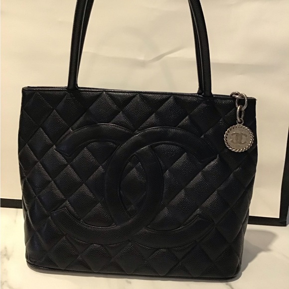CHANEL Medallion Shoulder Bag Medium Black Leather Caviar Tote Quilted - Picture 1 of 14